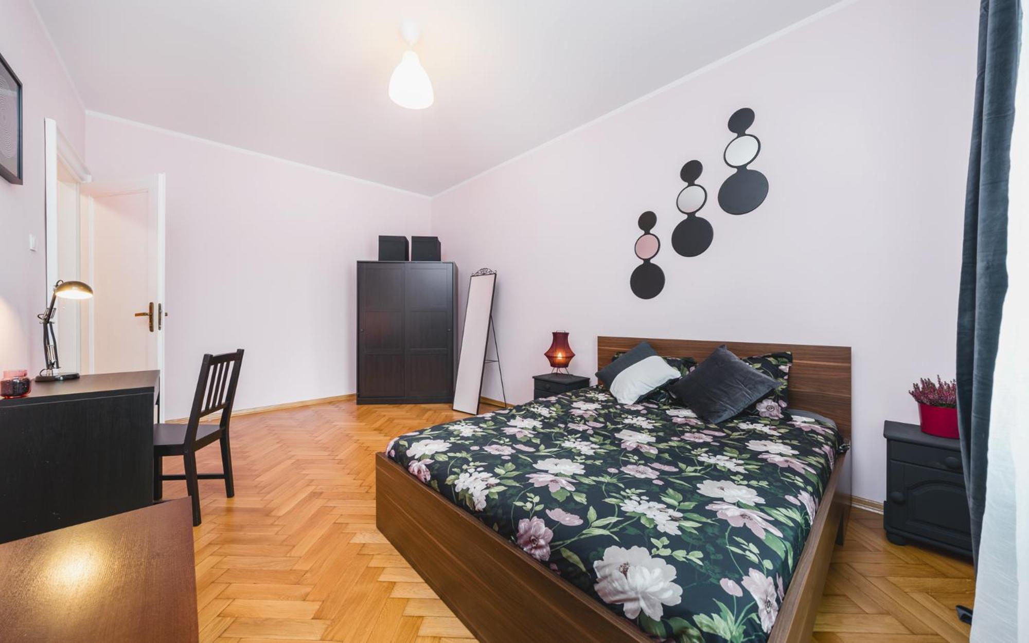 Modern Urban Escape - Old Town Apartment - By Upstairs Краков Экстерьер фото