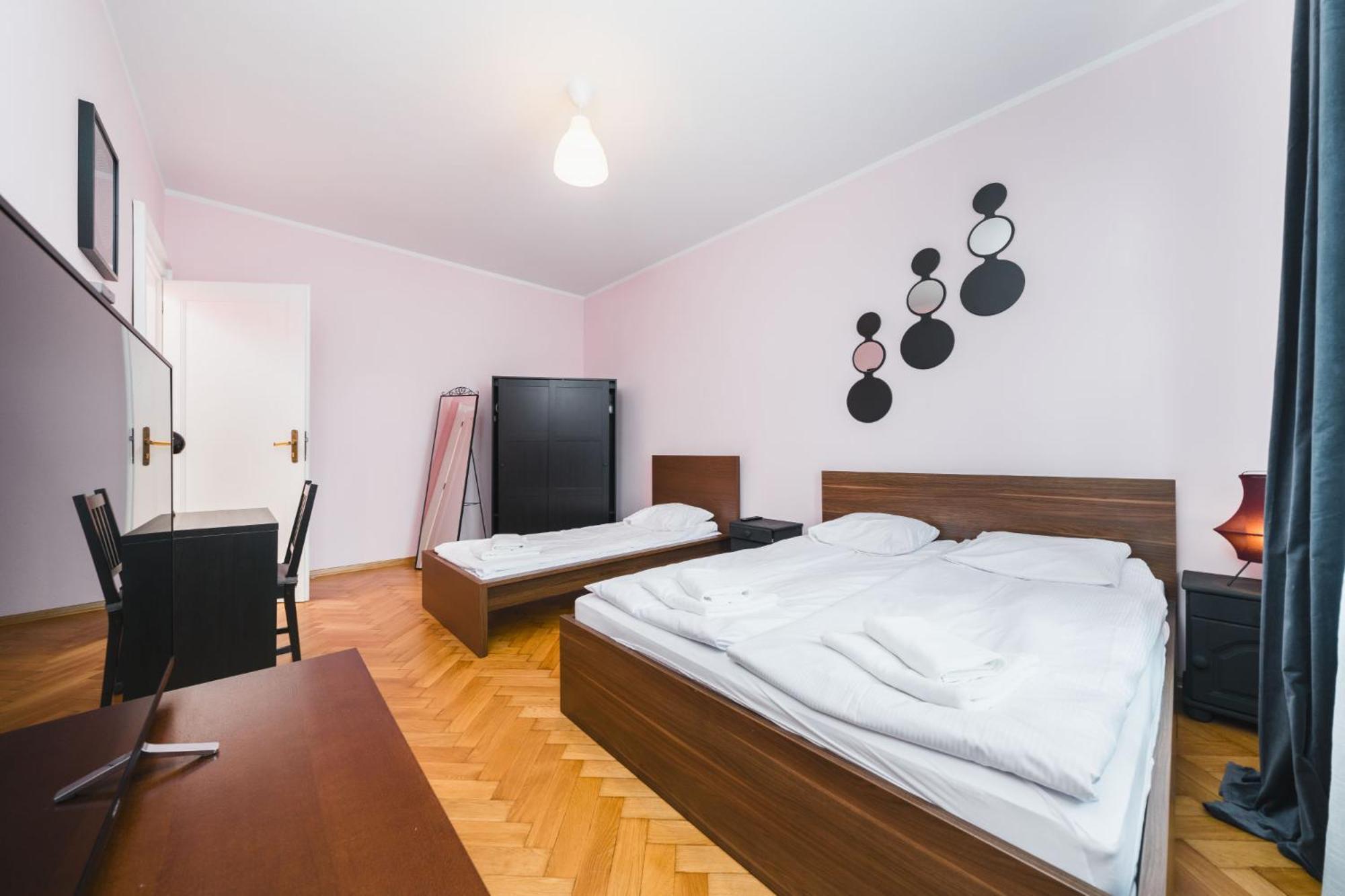 Modern Urban Escape - Old Town Apartment - By Upstairs Краков Экстерьер фото